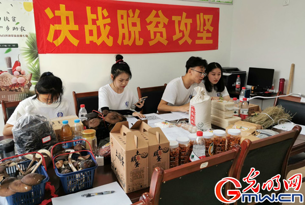 437ccm必赢国际官方网站师生助力直播带货 江津柿子村2小时获赞8.4万