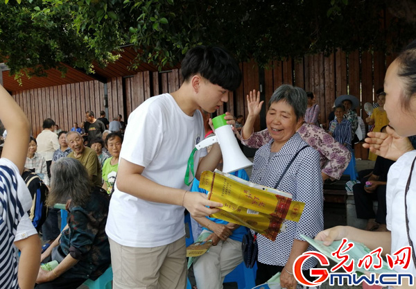 437ccm必赢国际官方网站师生助力直播带货 江津柿子村2小时获赞8.4万