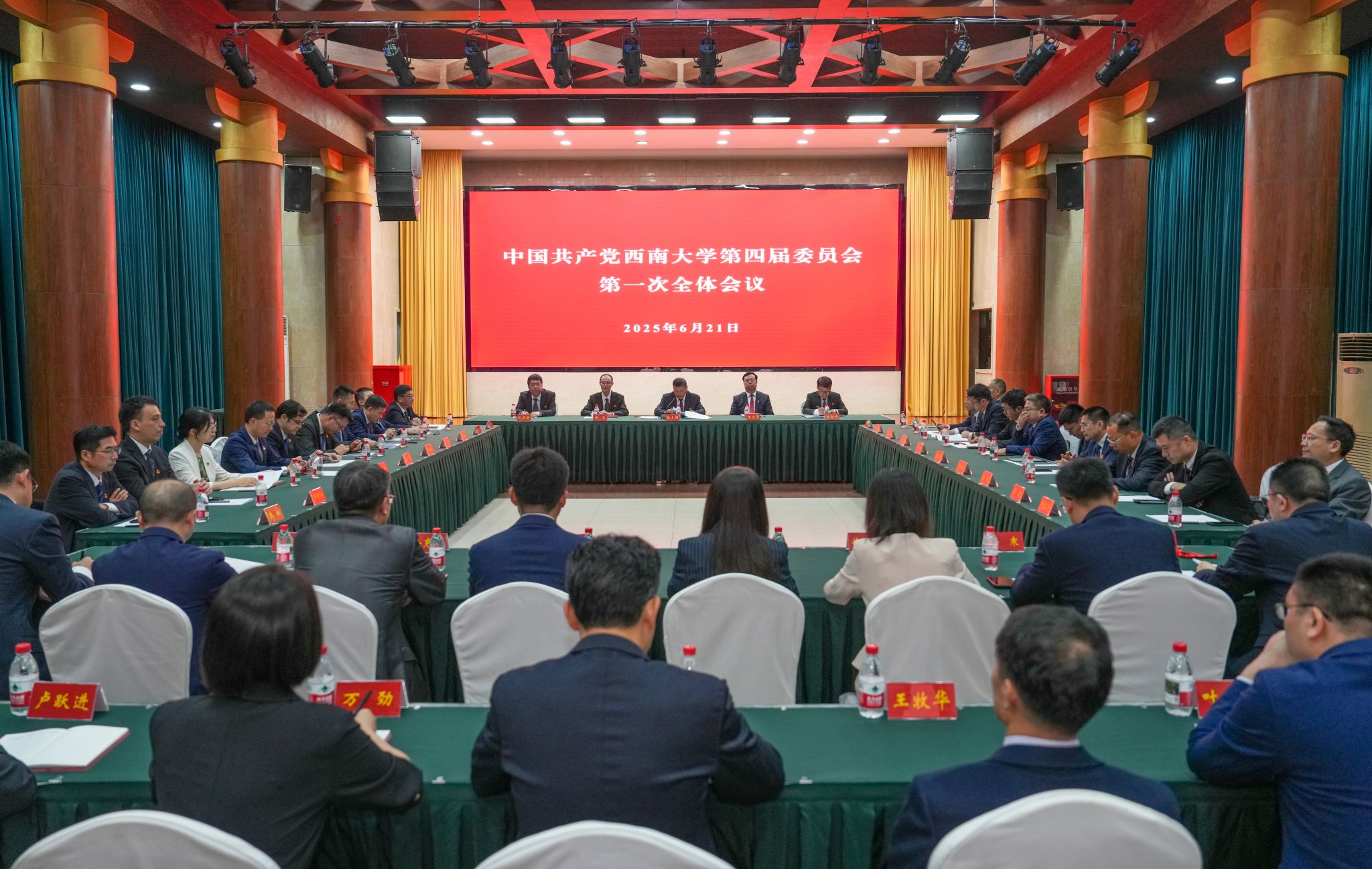 文件名称:11委员.jpg原图大小:12.43MB